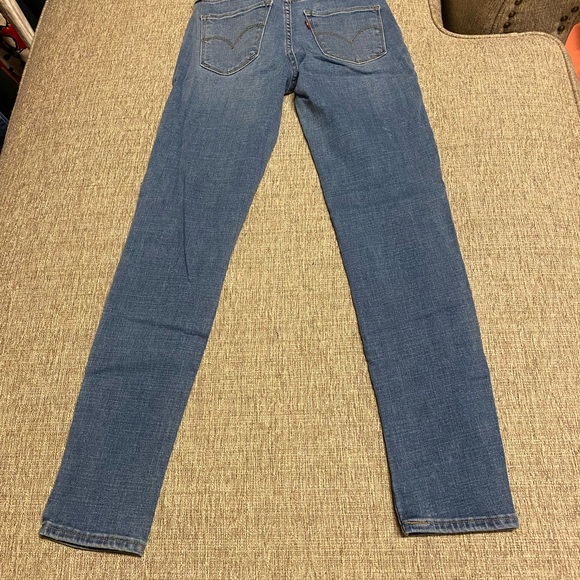 Levi’s Jean - Picture 2 of 4